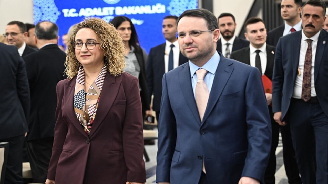 Bakan Gürlek’ten Şaşırtan İtiraf: Ünlü Dizide Rol Almış